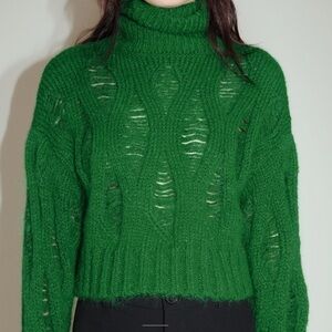 ZARA cropped knit sweater with rips💚